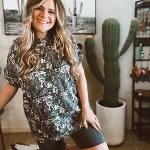 Black Graphic Short Sleeve Tee - Women